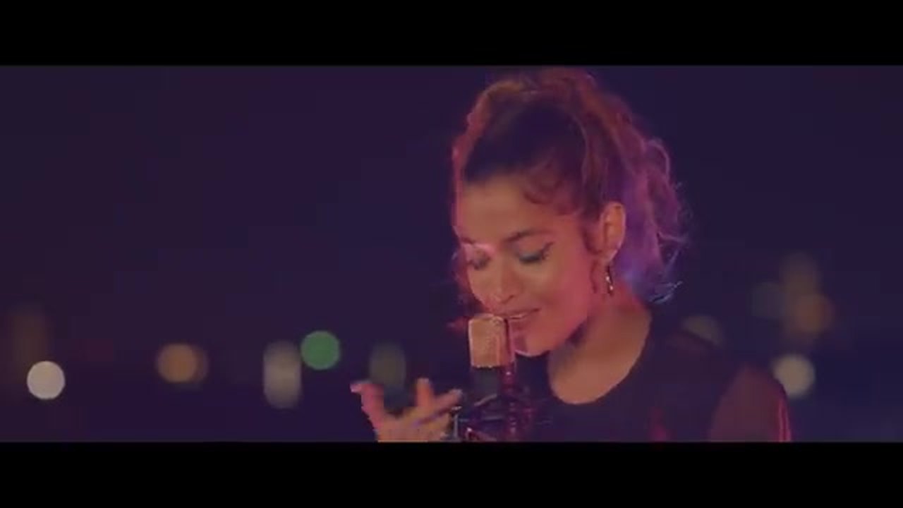 Veronica Pichardo feat. Yostin Flow - Deja Vu (Official Music Video) - close-up