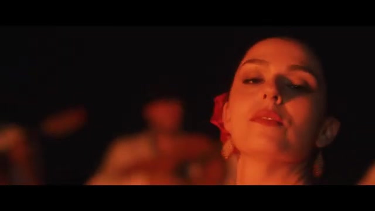 Janah Louard - In jouw ogen (officiële videoclip) - close-up