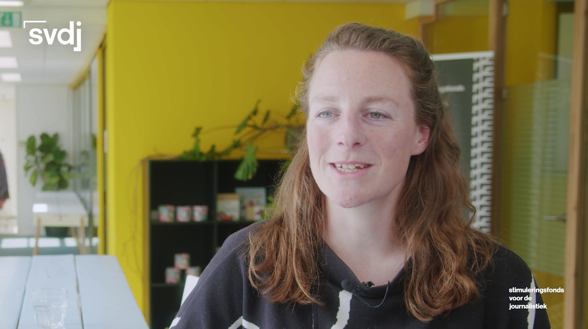 Close-up van een geïnterviewde deelnemer aan het SVDJ-programma
