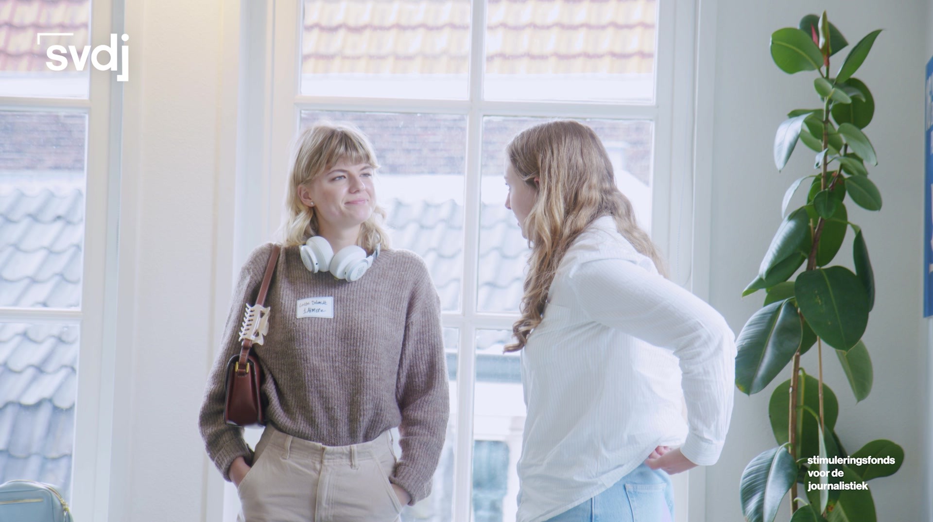 Twee deelnemers in gesprek tijdens de SVDJ-bijeenkomst