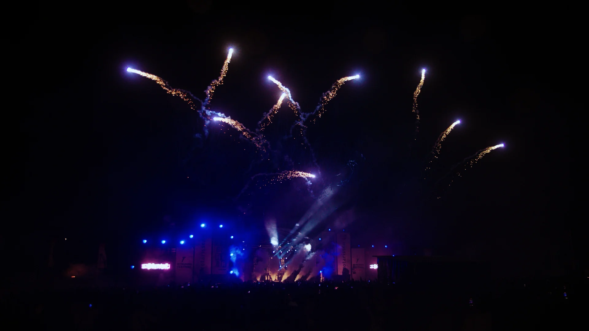 Vuurwerk boven het podium tijdens Bevrijdingsfestival Zoetermeer 2025. Still uit de aftermovie van Youngblood Productions.