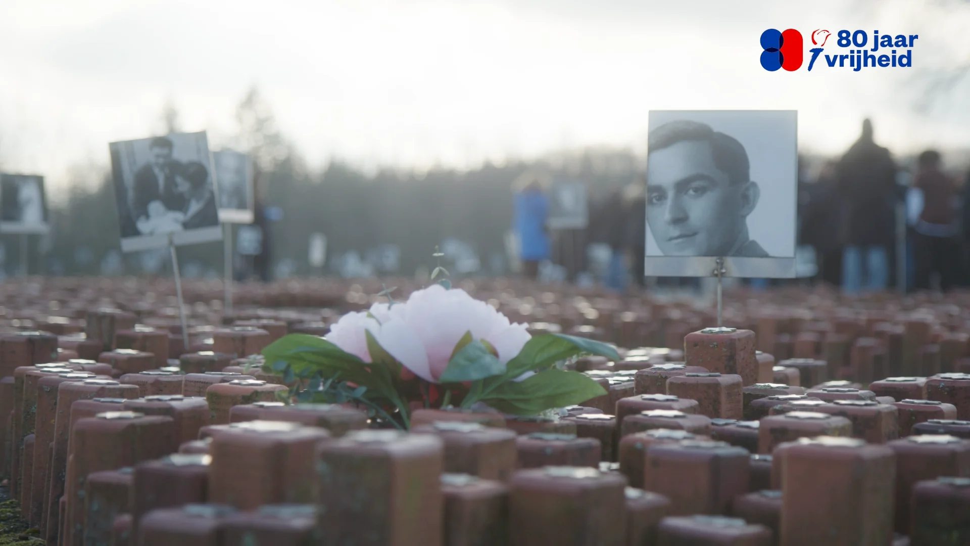 Excursie naar Kamp Westerbork voor het project 80 jaar vrijheid in Zoetermeer. Still uit de reportage van Youngblood Productions.
