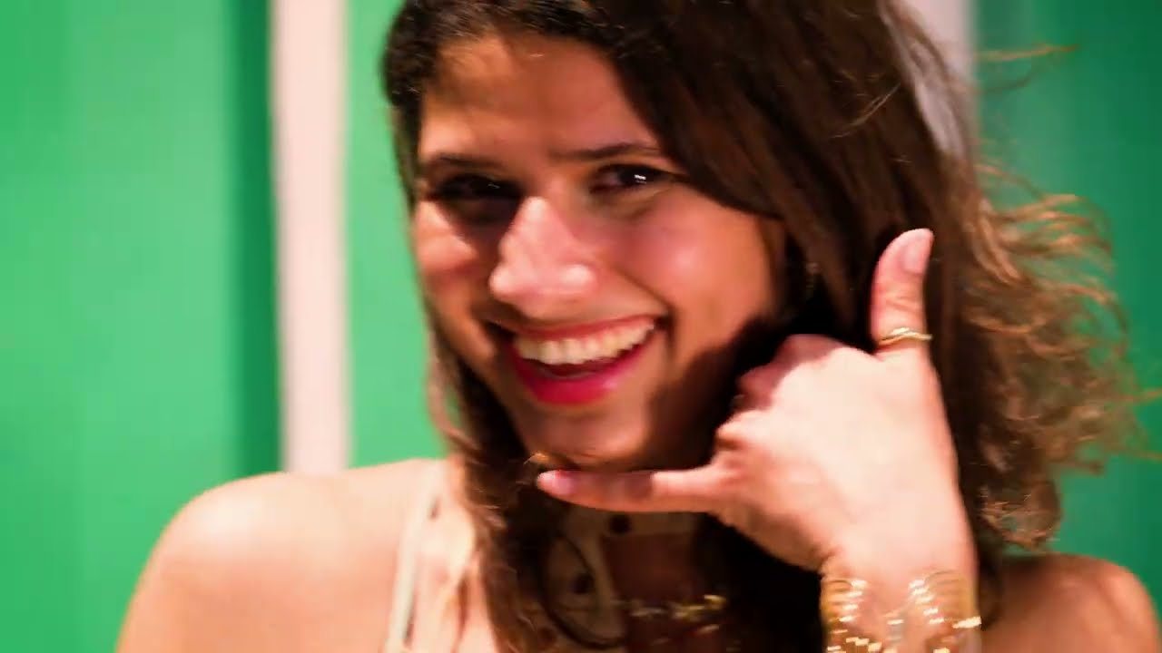 Jessi Calor - Hand-Me-Down (Officiële videoclip) - projectstill 1