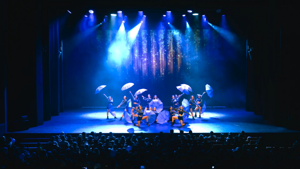 Diluna Dansschool danst It's Raining Men