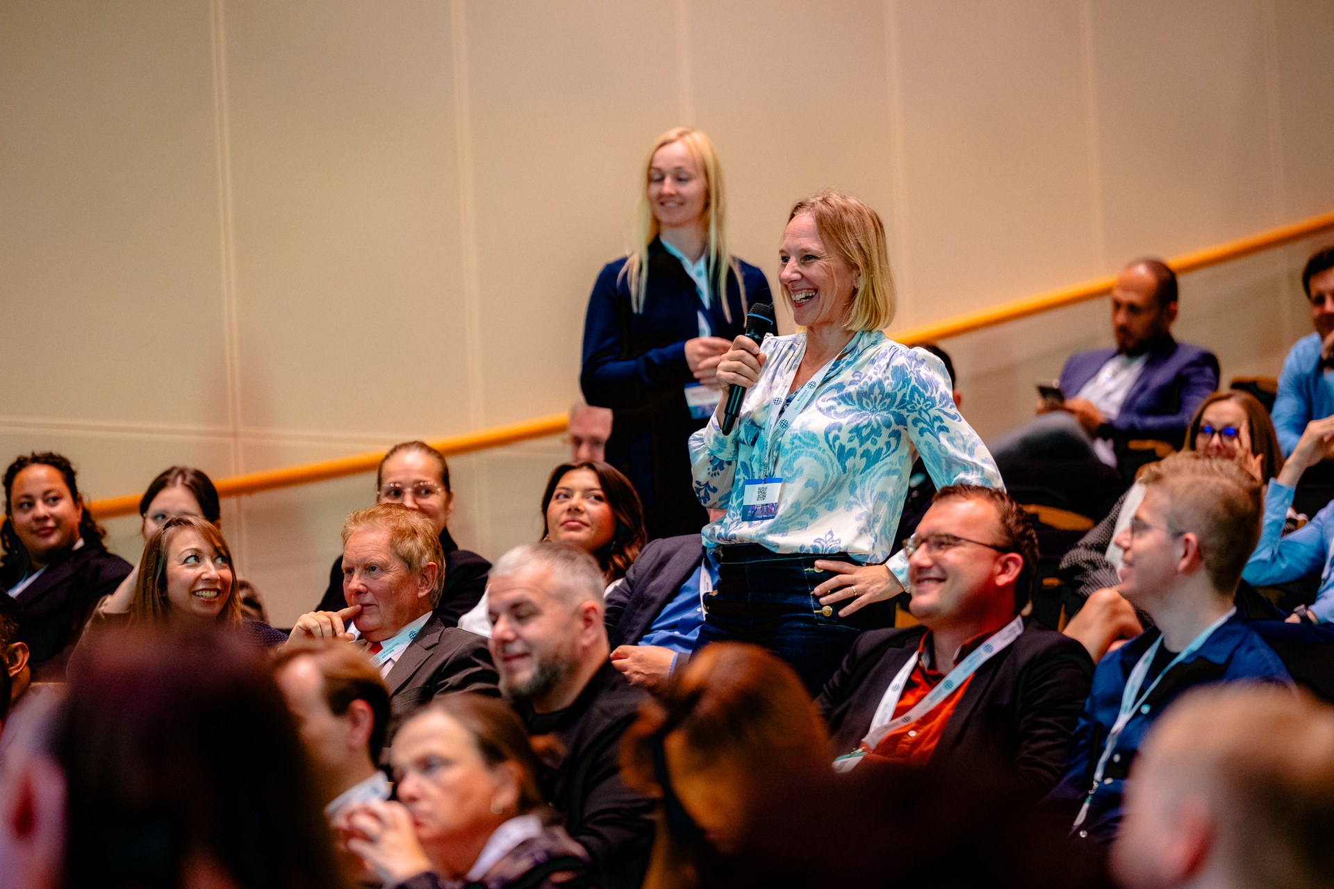 Een bezoeker stelt een vraag tijdens een interactieve sessie. Nationaal Douanecongres 2026, Rotterdam. Fotografie: Leroy Beesemer, in samenwerking met Youngblood Productions.