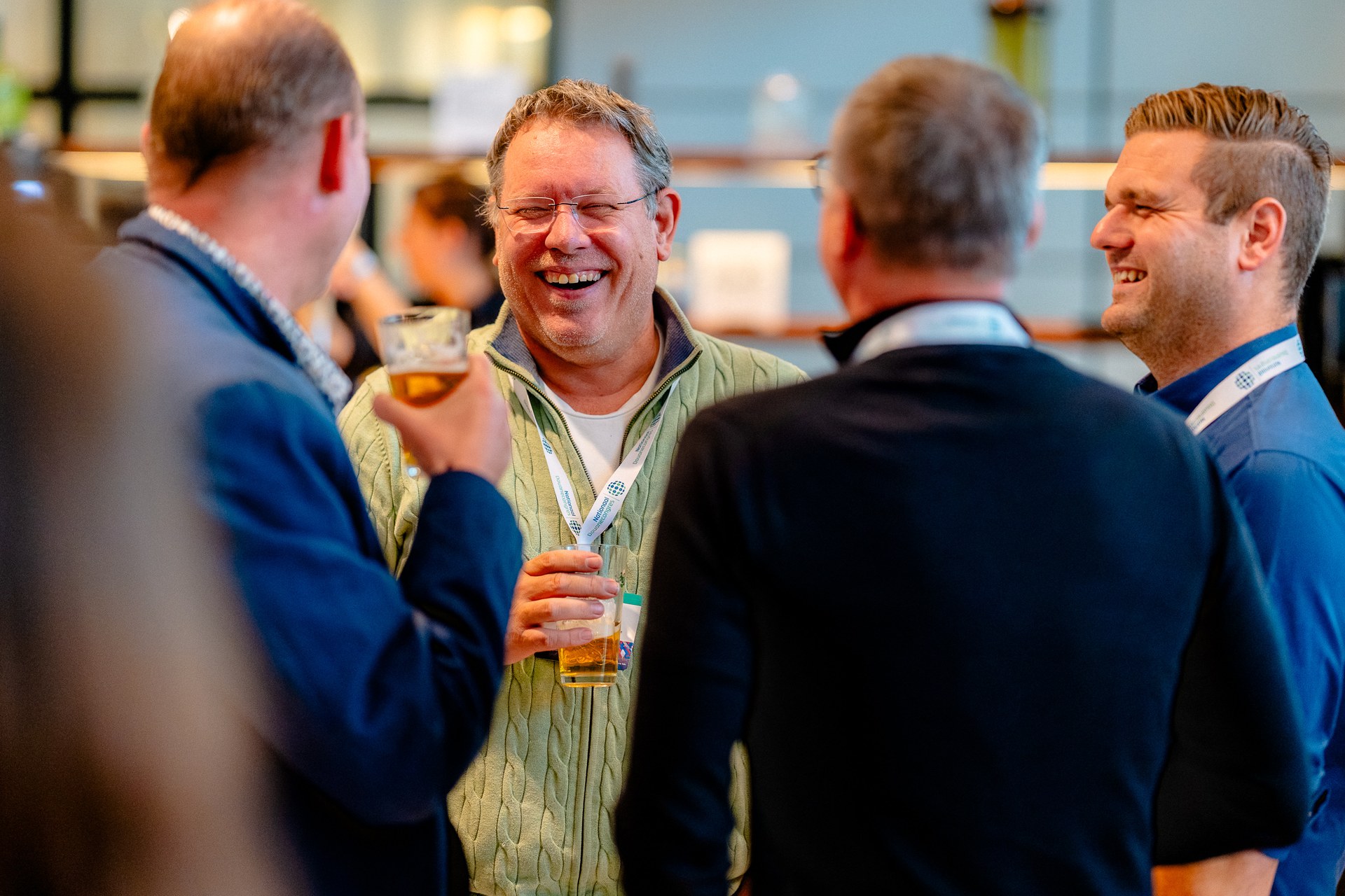 Bezoekers in gesprek tijdens de netwerkborrel. Nationaal Douanecongres 2026, Rotterdam. Fotografie: Leroy Beesemer, in samenwerking met Youngblood Productions.