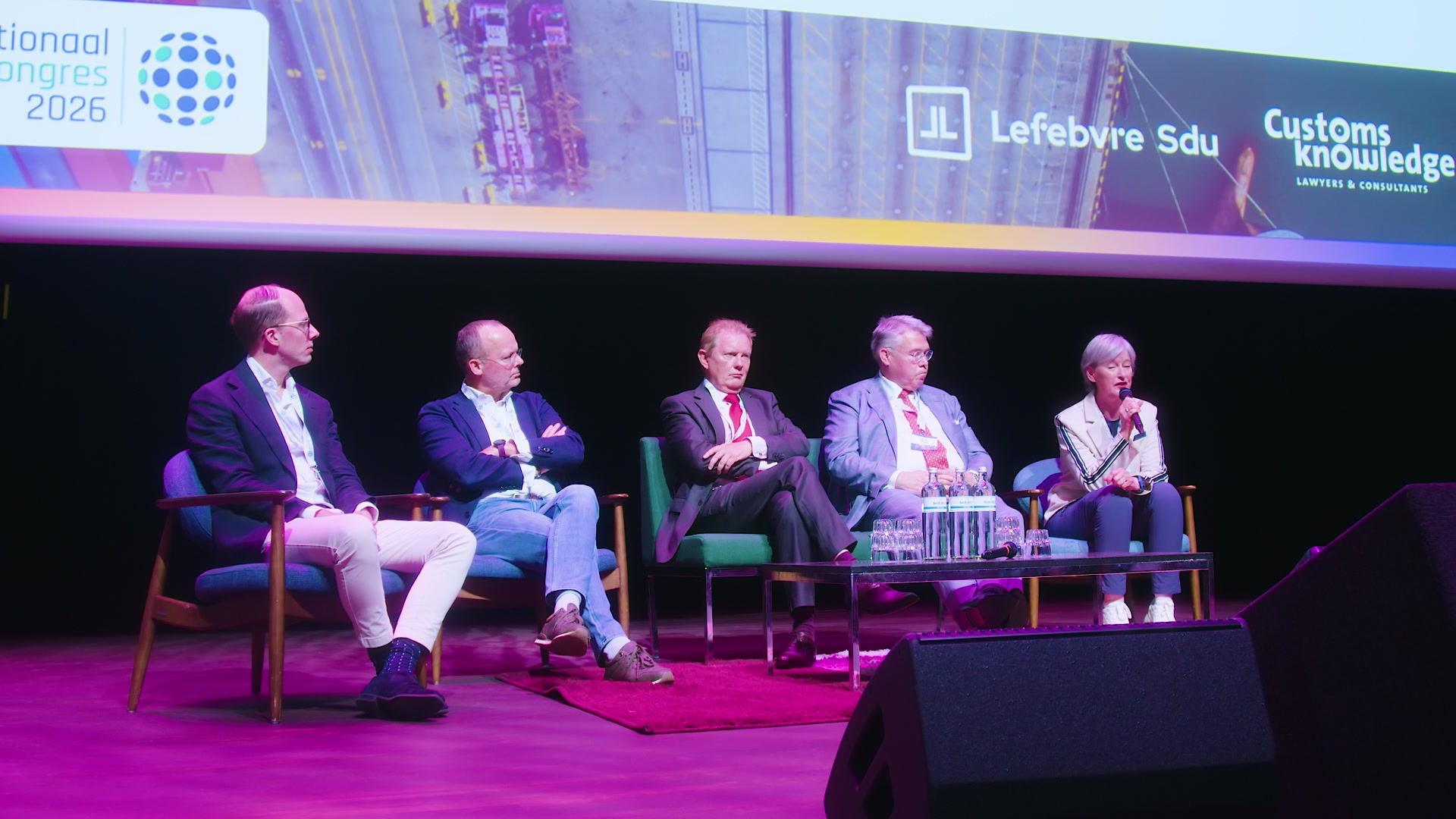 Panelgesprek op het podium van het Nationaal Douanecongres 2026 in De Doelen, Rotterdam. Still uit de aftermovie van Youngblood Productions.