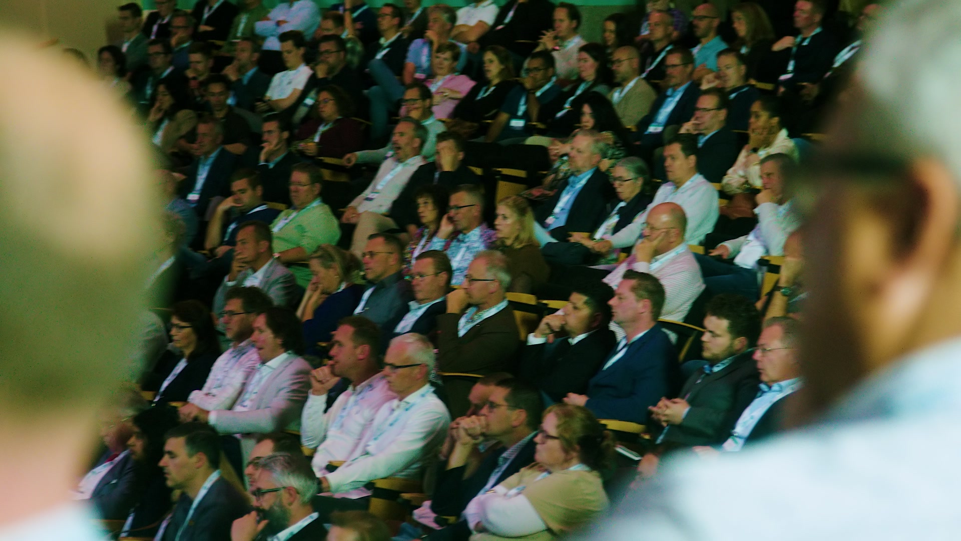 Publiek in de congreszaal tijdens het Nationaal Douanecongres 2026 in Rotterdam. Still uit de aftermovie van Youngblood Productions.