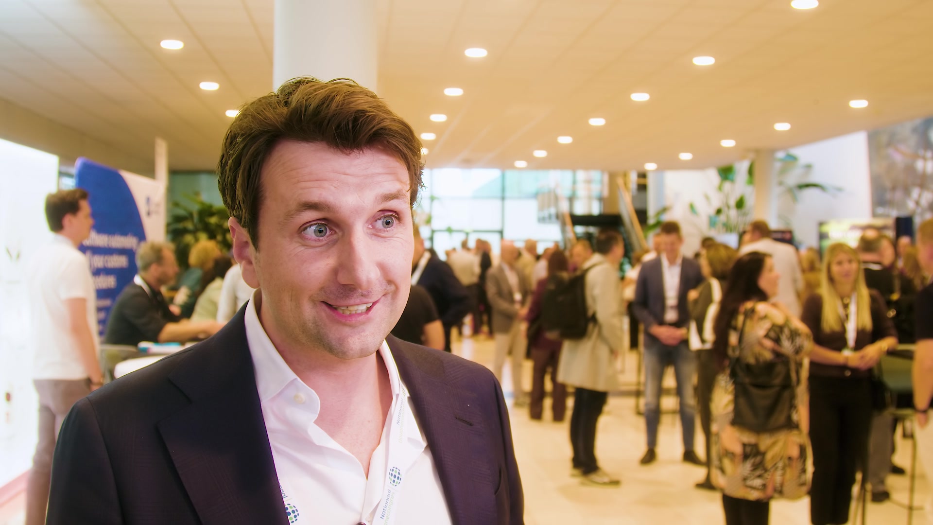 Interview tijdens het Nationaal Douanecongres 2026 in De Doelen. Still uit de aftermovie van Youngblood Productions.